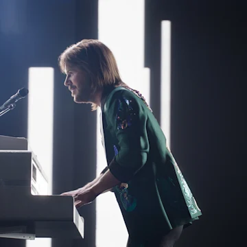 Production shot of ABBA Voyage in London, with Benny Andersson’s avatar performing on the piano.